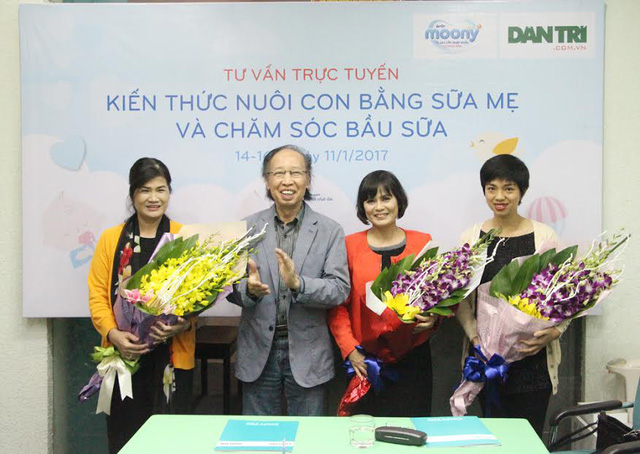 
Nhà báo Phạm Huy Hoàn, TBT Báo Dân trí tặng hoa các khách mời
